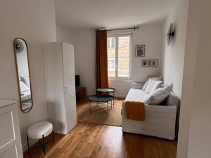 un soggiorno con divano e tavolo di Appartement centre - Avranches ad Avranches