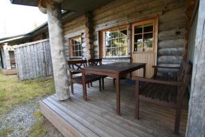 a wooden deck with a table and chairs on a cabin at Holidayhome Hoviranta in Luosto