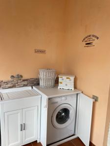 lavadero con lavadora y secadora en Domus Sarda, en Capitana