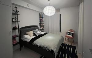 una camera con letto e lampadario a braccio di 2 Bedroom Gorgeous Apartment In Stockholm a Stoccolma