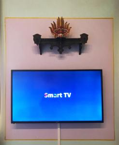 monitor z inteligentnym telewizorem na ścianie w obiekcie Apartment with terrace in Milano navigli w Mediolanie