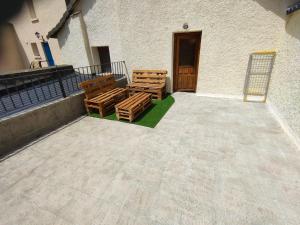 two wooden benches sitting in front of a building at CASA PESCA VERA in Senegüé