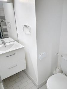 ein weißes Bad mit einem Waschbecken und einem WC in der Unterkunft Résidence Graziella Studio 624 in Juan-les-Pins