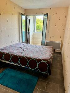 um quarto com uma cama num quarto com um espelho em Appartement 2 pièces tout équipé à 100 m de la plage avec place de parking em Saint-Hilaire-de-Riez