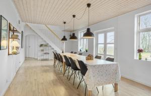 uma sala de jantar com mesa e cadeiras em Nice Home In Roslev With Kitchen em Roslev