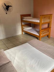 Hostel do Lucca emeletes ágyai egy szobában