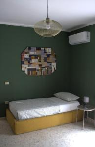 una camera da letto con un letto e un dipinto sul muro di La casetta a San Marco Evangelista