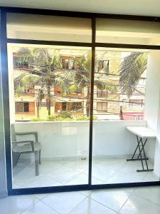Habitación con ventana con mesa y silla en Amplio y lindo apartamento, en Medellín