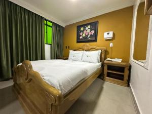Tempat tidur dalam kamar di Hotel Bosque Chapinero