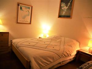 Łóżko lub łóżka w pokoju w obiekcie Studio cosy avec mezzanine et balcon au pied des pistes - FR-1-297-158