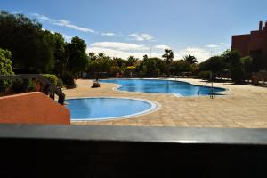 a swimming pool in the middle of a courtyard at Sotavento Tejita, terrace and beach in La Tejita