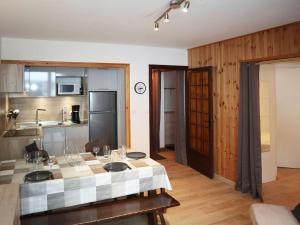 a kitchen with a table in the middle of a room at Appartement Les Orres, 2 pièces, 6 personnes - FR-1-322-531 in Les Orres