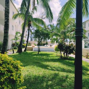 een park met palmbomen en een straat bij White Sand Cabana in Flic-en-Flac