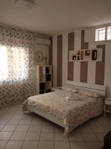 um quarto com uma cama e uma janela em Casa Lavinia al mare em Rimini