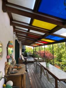 patio z drewnianym tarasem z dużym oknem w obiekcie Apartment with terrace in Milano navigli w Mediolanie