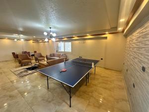Stolní tenis v ubytování King Palace Master Rooms nebo okolí