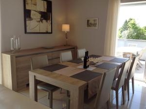 uma sala de jantar com uma mesa de madeira e cadeiras em Moderne woning Malmedy em Malmedy