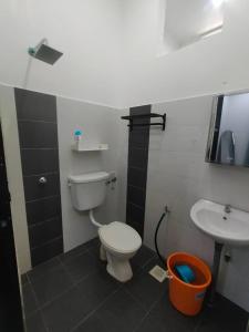 ein Bad mit einem WC und einem Waschbecken in der Unterkunft A YIE HOMESTAY in Kuantan