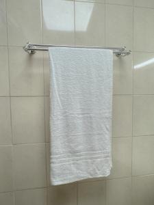 uma toalha branca pendurada num toalheiro num chuveiro em RksHome Studio Apartment Baniyas Metro Exit 2 no Dubai