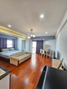 een grote slaapkamer met een bed en een woonkamer bij T Room Jomtien in Jomtien Beach