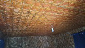 techo en una habitación con techo de paja en Bugoy Bikers Hostel, en Cebú