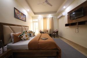 1 dormitorio con 1 cama grande y TV en Perfect Stayz Hills en Rishīkesh