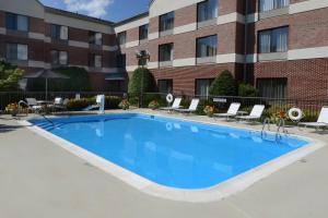 una gran piscina frente a un edificio en Fairfield Inn & Suites by Marriott Charlottesville North en Charlottesville