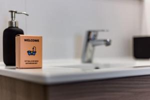 een zeepkist op een aanrecht naast een gootsteen bij Superbe studio style industriel à Charbonnière in Charbonnières-les-Bains +5 foto's