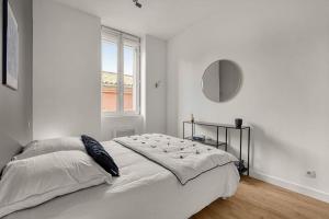 Ένα ή περισσότερα κρεβάτια σε δωμάτιο στο ღ Le Lormian - Design & Confortable - Capitole