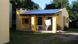 a small house with a table and a roof at Cabañas El Paraiso in San Marcos Sierras