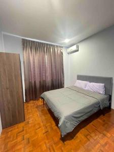 - une chambre avec un lit et une fenêtre dans l'établissement 1717Homestay@Riveria@12pax, à Kuching