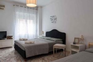 阿拉西奧的住宿－Apartment in Alassio - Ligurische Riviera 48200，一间卧室配有一张大床和电视
