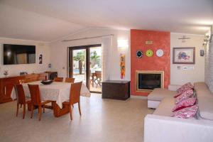 sala de estar con mesa y sofá en Holiday home in Melissano - Apulien 48133, en Melissano