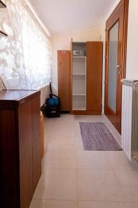 Habitación con cocina con encimera y habitación no intencionada en Holiday home in Melissano - Apulien 48133, en Melissano