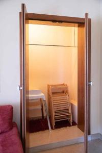 una puerta corredera de cristal a una habitación con mesa en Holiday home in Melissano - Apulien 48133, en Melissano