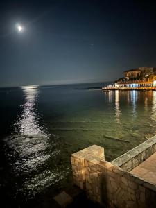 - une vue sur l'océan la nuit avec une pleine lune dans l'établissement On the sea, à Santa Marinella