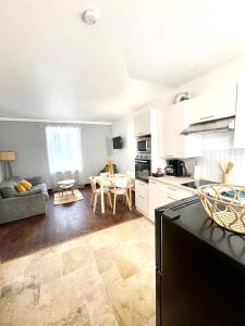 uma cozinha e uma sala de estar com uma mesa em T2 situé au cœur du centre historique de Dinan em Dinan