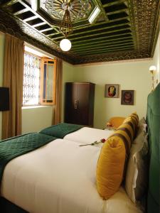 TV a/nebo společenská místnost v ubytování Riad El Amine Fès - Historic Hotels Worldwide
