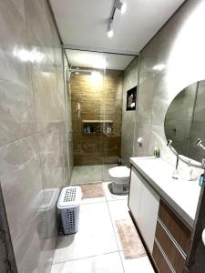 La salle de bains est pourvue d'une douche, de toilettes et d'un lavabo. dans l'établissement Chácara, à Toledo