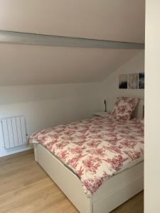 A bed or beds in a room at Magnifique appartement T2 en Centre VILLAGE