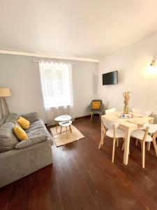 uma sala de estar com um sofá e uma mesa em T2 situé au cœur du centre historique de Dinan em Dinan