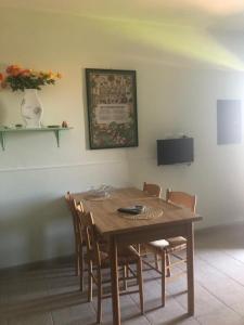 A television and/or entertainment centre at Residence l'Ogliastro
