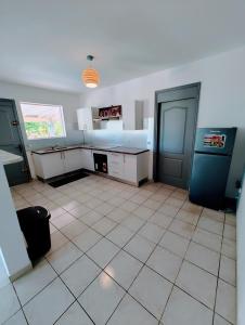 um quarto amplo com piso em azulejo e uma porta em Le Nil Appartement Cosy tout confort em Baie-Mahault