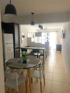a kitchen and dining room with a table and chairs at Hermoso y cómodo departamento en Salta in Salta