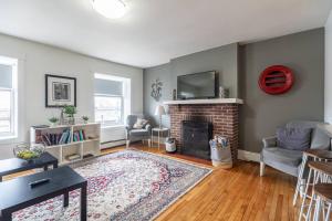 sala de estar con chimenea y TV en Large & Sunny Beautiful Home #103, en Halifax