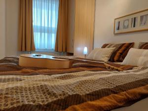 ein Schlafzimmer mit einem großen Bett und einem Laptop darauf in der Unterkunft de Leuchtviol in Dorum Neufeld