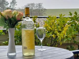 eine Flasche Champagner und ein Glas auf dem Tisch in der Unterkunft de Leuchtviol in Dorum Neufeld