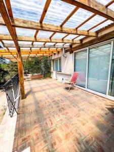 圣罗莎卡拉穆奇塔县Hospedaje Frente al Rio el Rancho的一个带木制凉亭和椅子的庭院