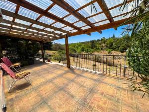 圣罗莎卡拉穆奇塔县Hospedaje Frente al Rio el Rancho的一个带木制凉亭和椅子的庭院