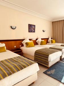 سرير أو أسرّة في غرفة في Hotel Idou Tiznit
